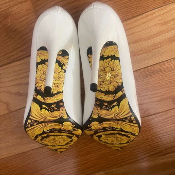 Versace white patent pumps / heels size 37. New without box. - Picture 16 of 16